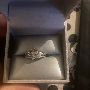 Woman’s wedding set